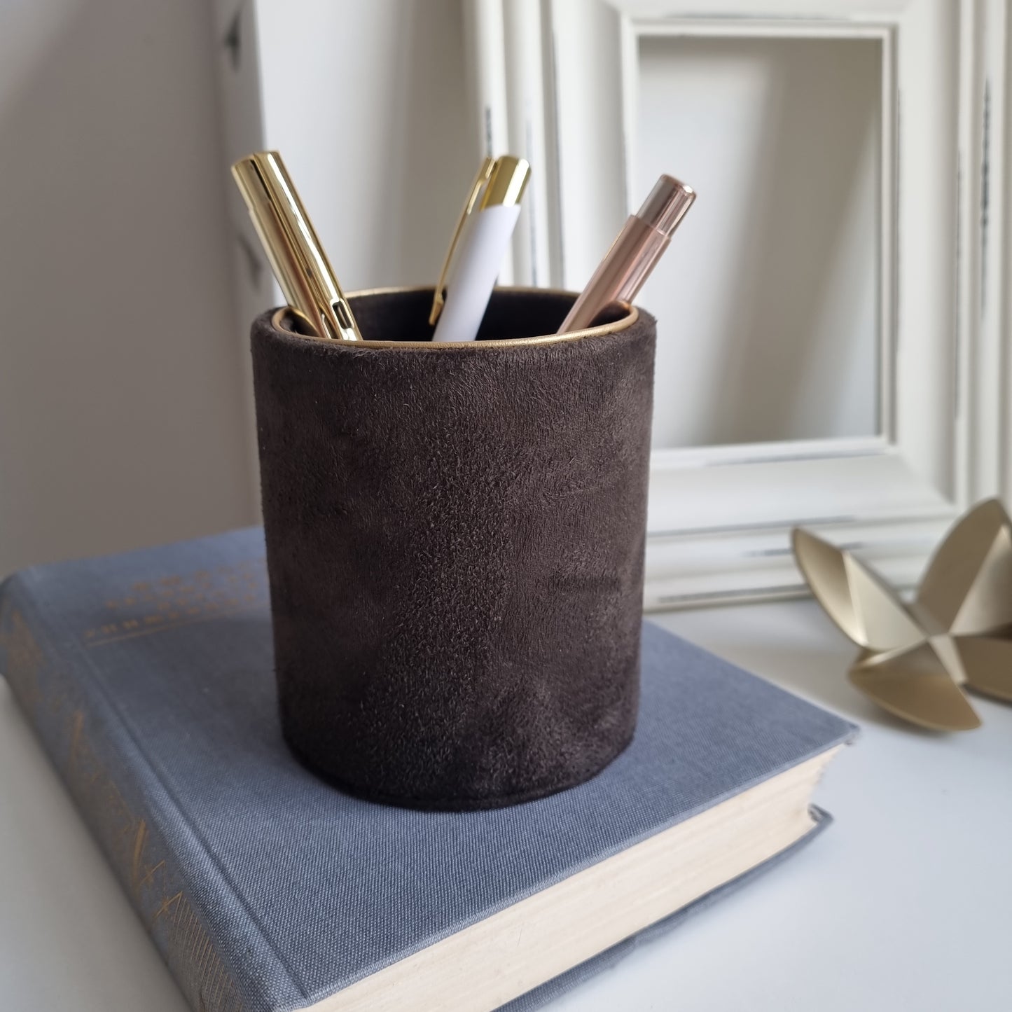 Rankų darbo pieštukinė "Bosui"  rvcreativestudio