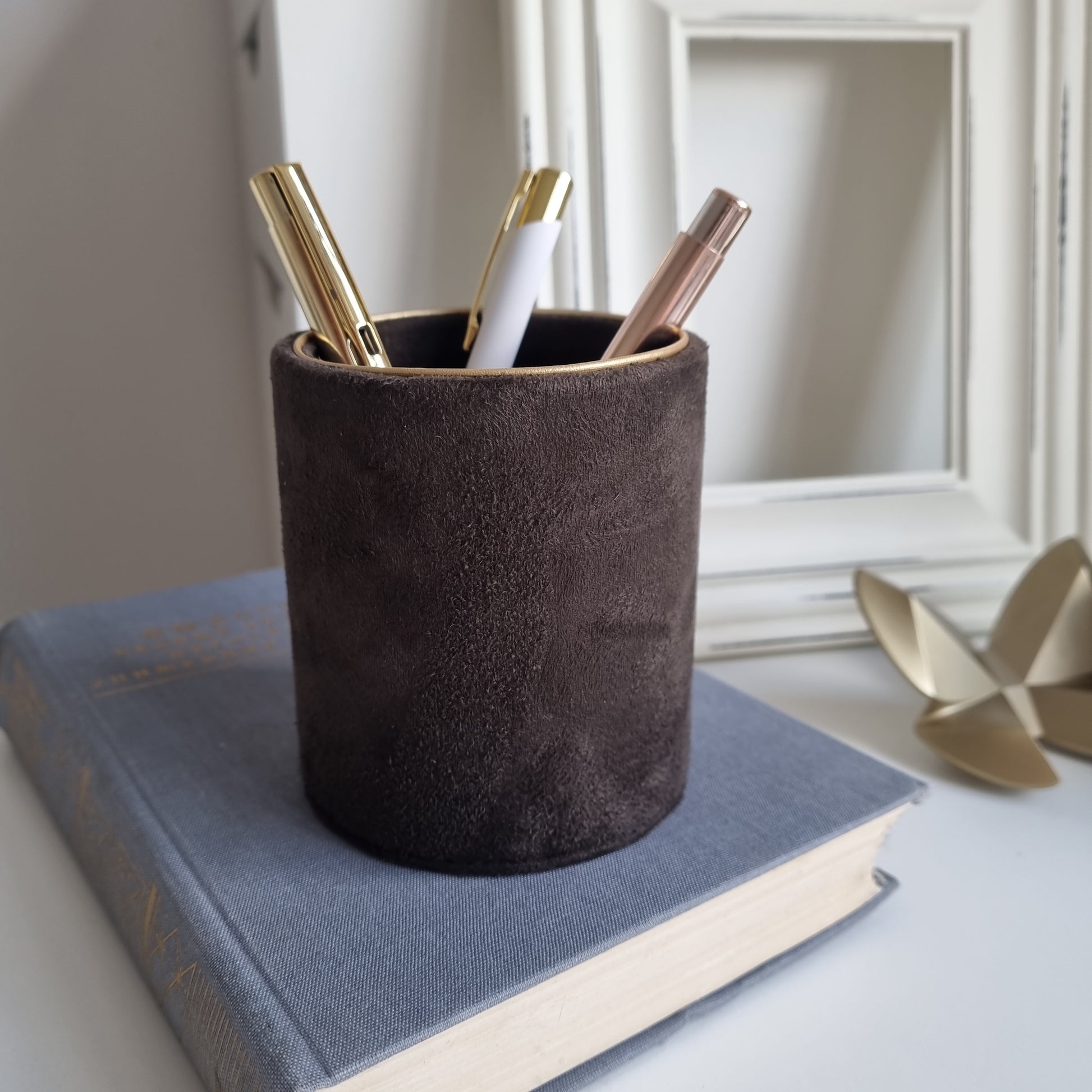 Rankų darbo pieštukinė "Bosui"  rvcreativestudio