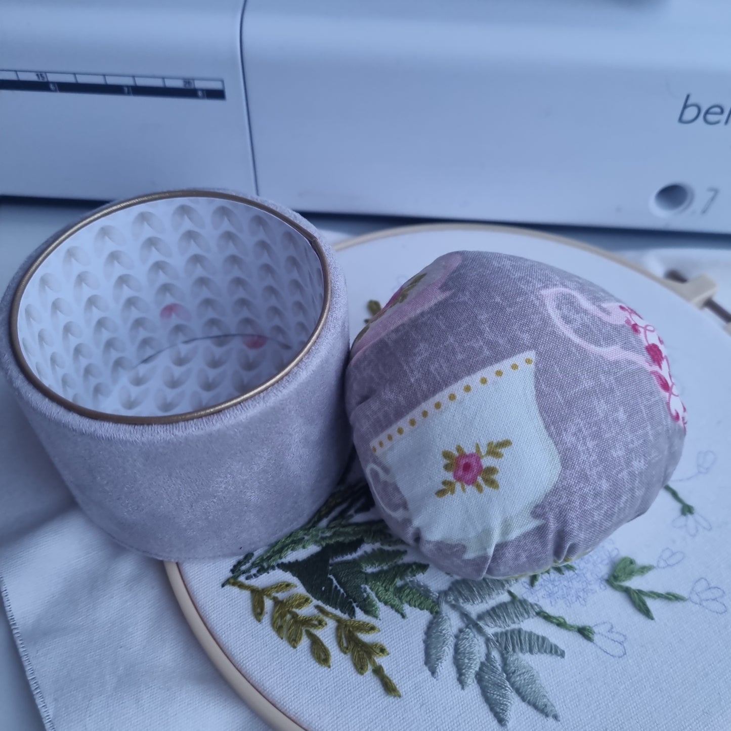 Rankų darbo adatinė "Cup"