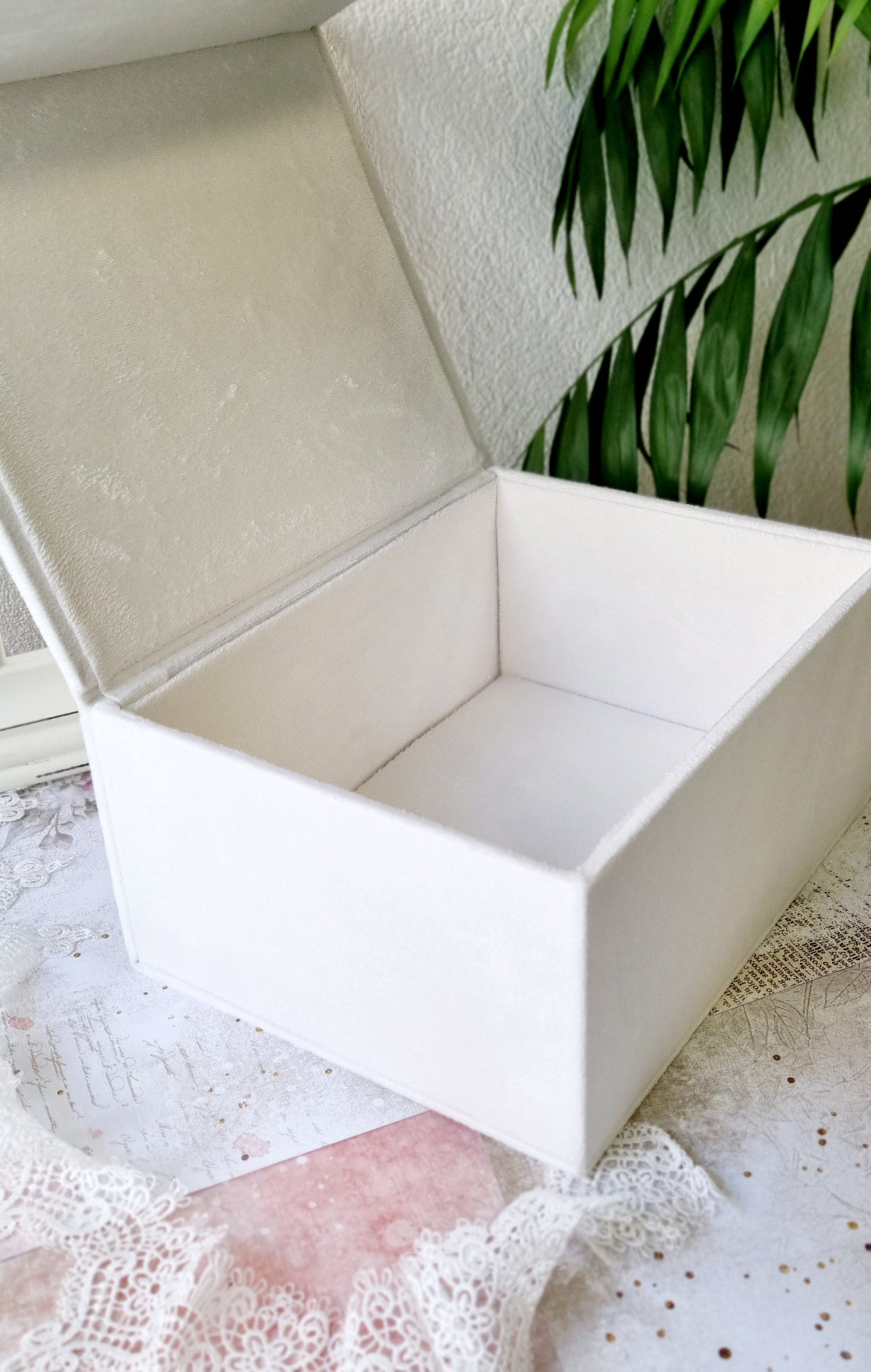 Rankų darbo dėžutė vokams, nuotraukoms "White"