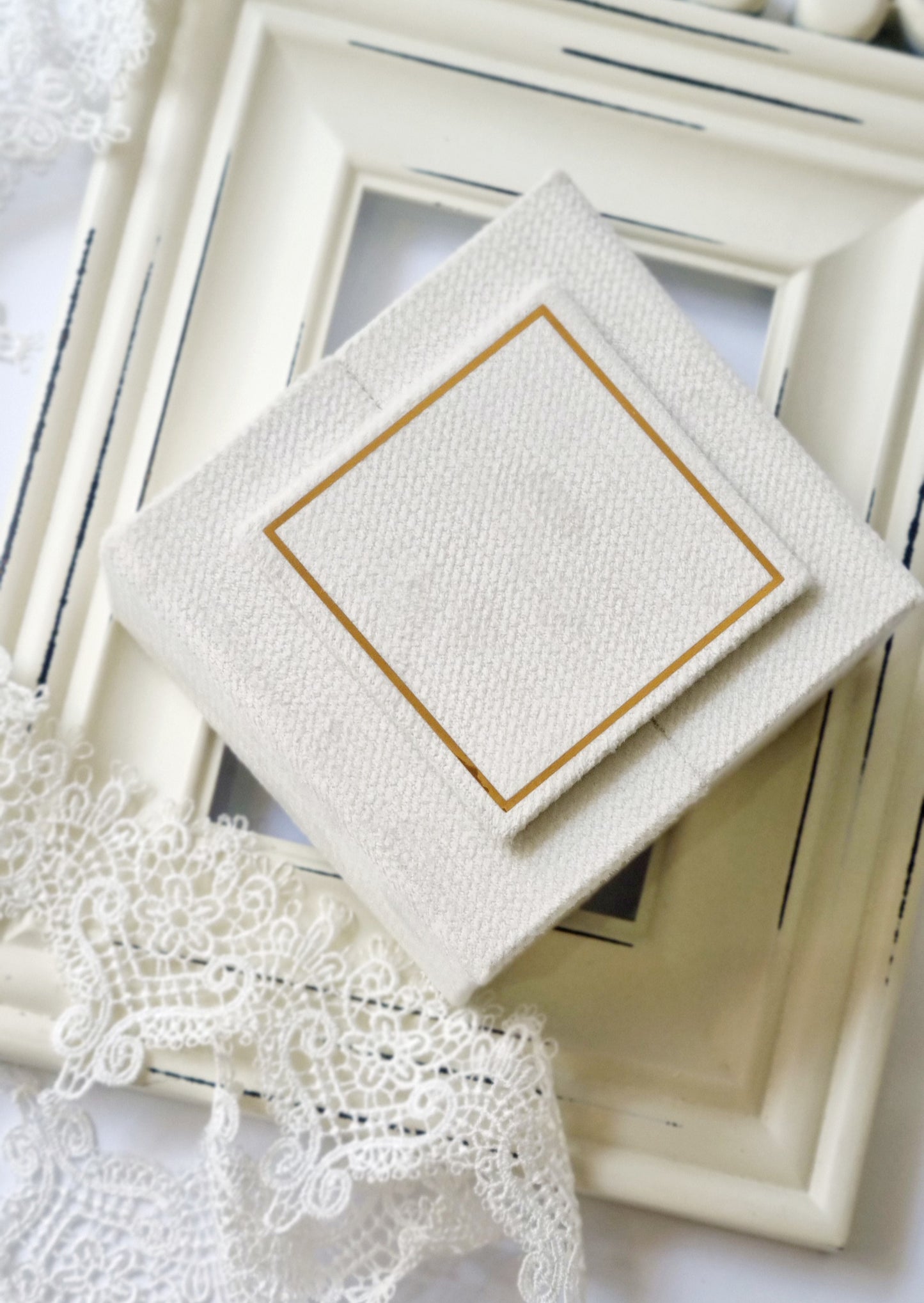 Rankų darbo dėžutė žiedams "White"