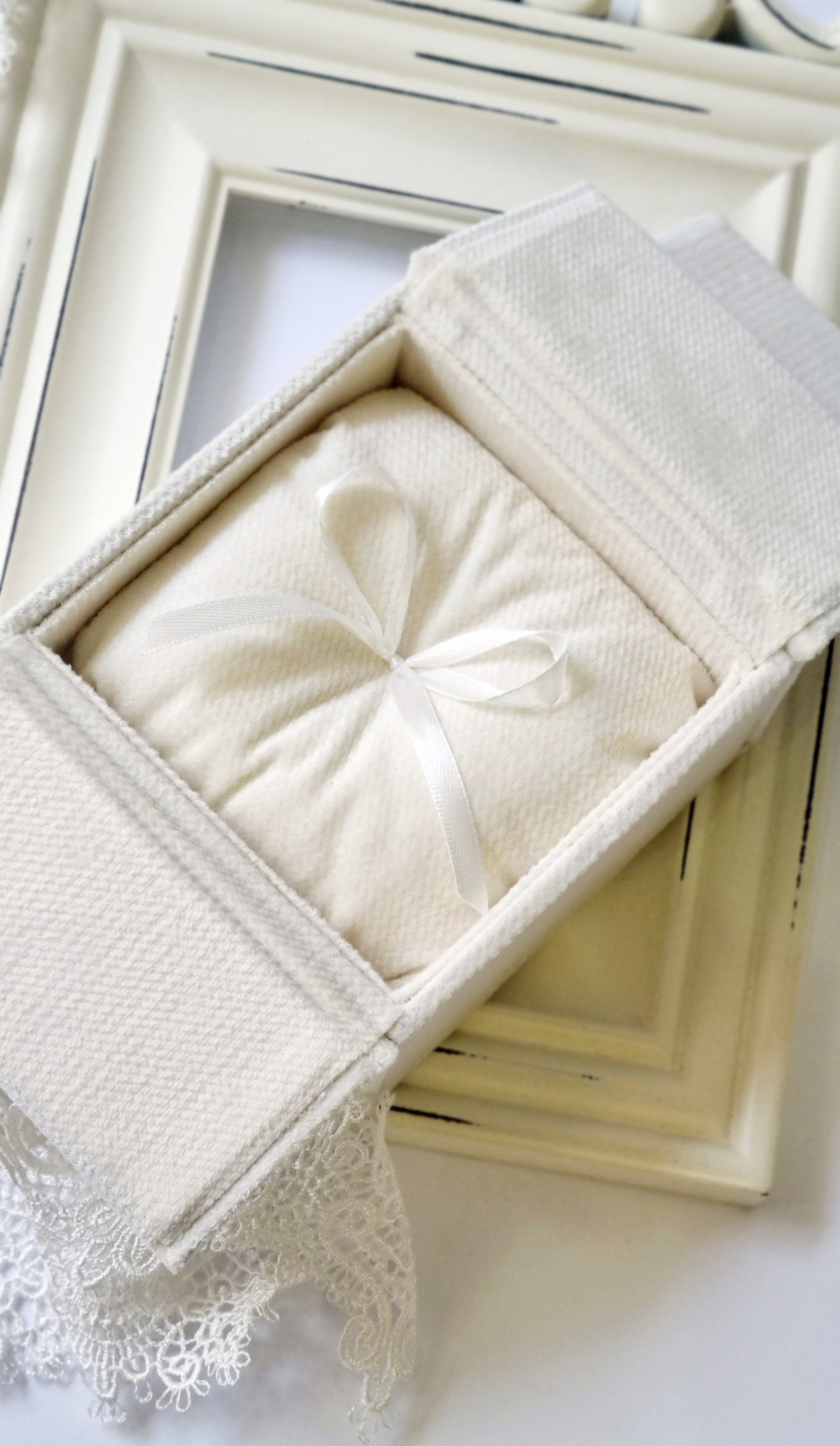 Rankų darbo dėžutė žiedams "White"