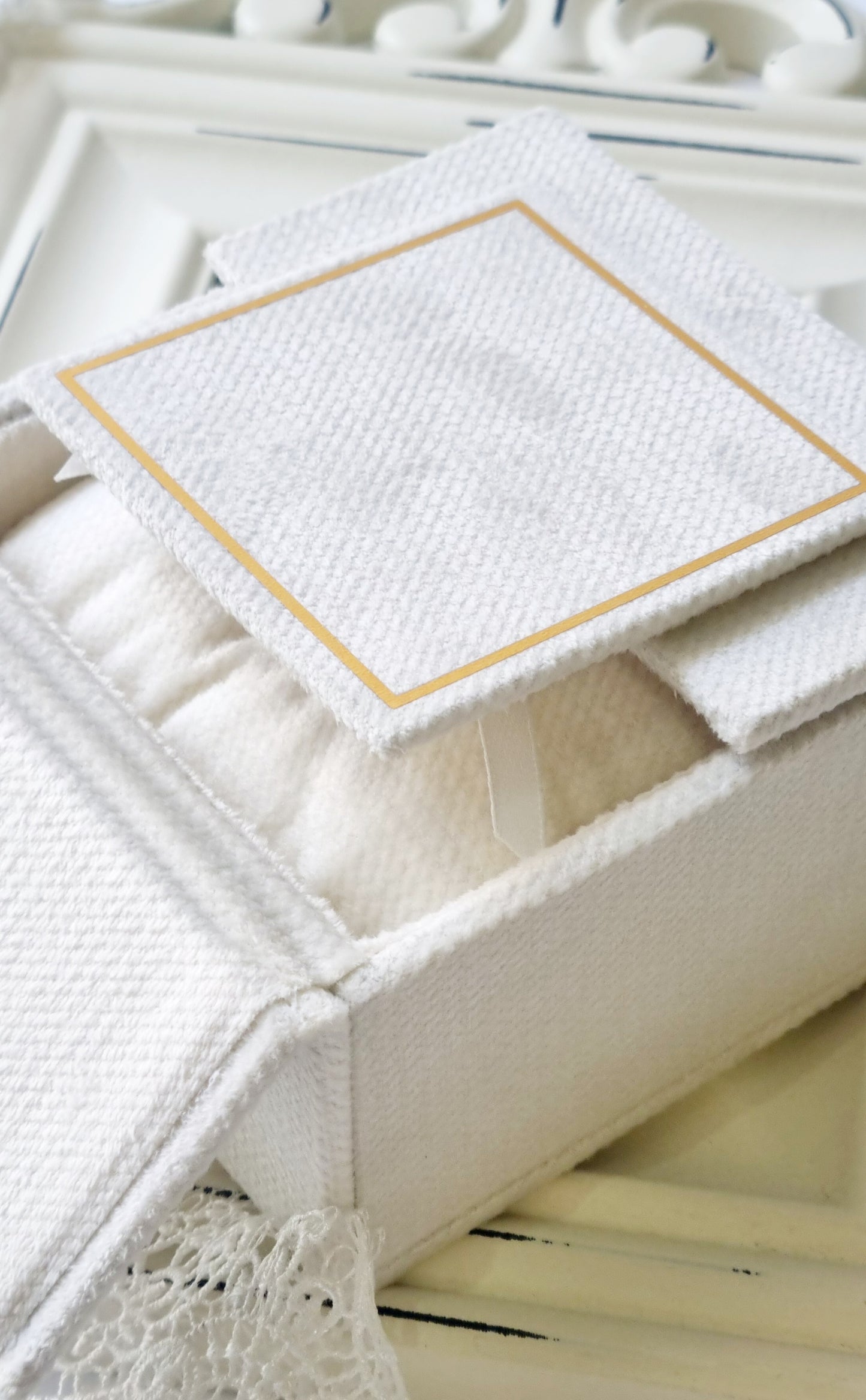 Rankų darbo dėžutė žiedams "White"