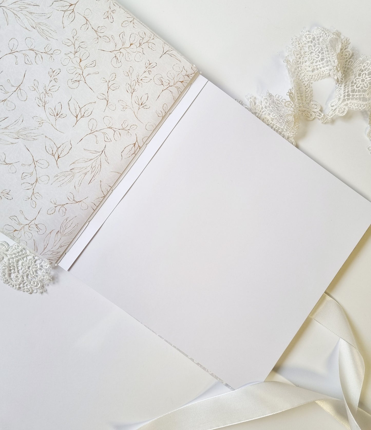 Rankų darbo albumas "White"