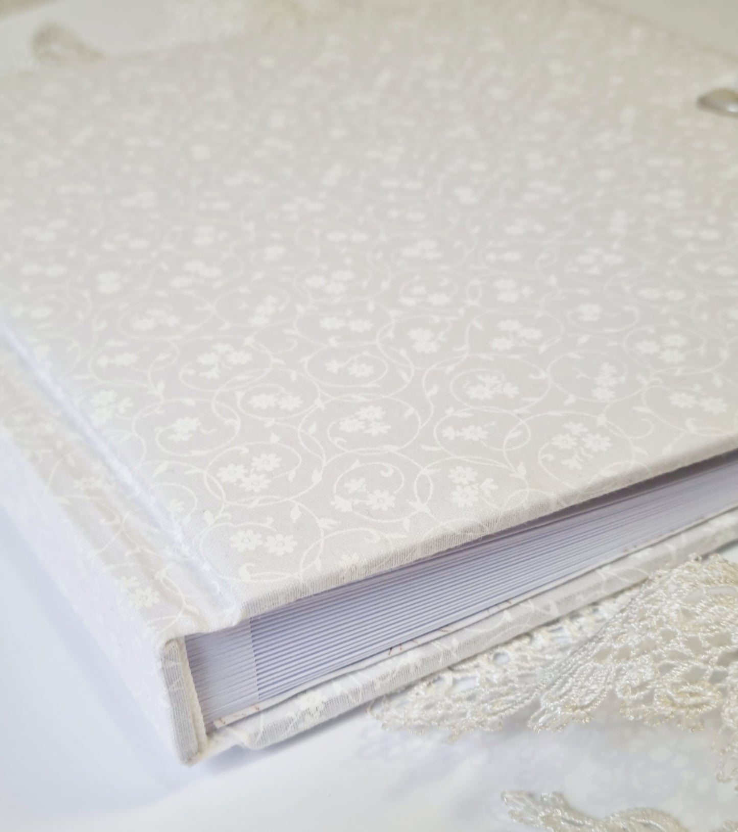 Rankų darbo albumas "White"