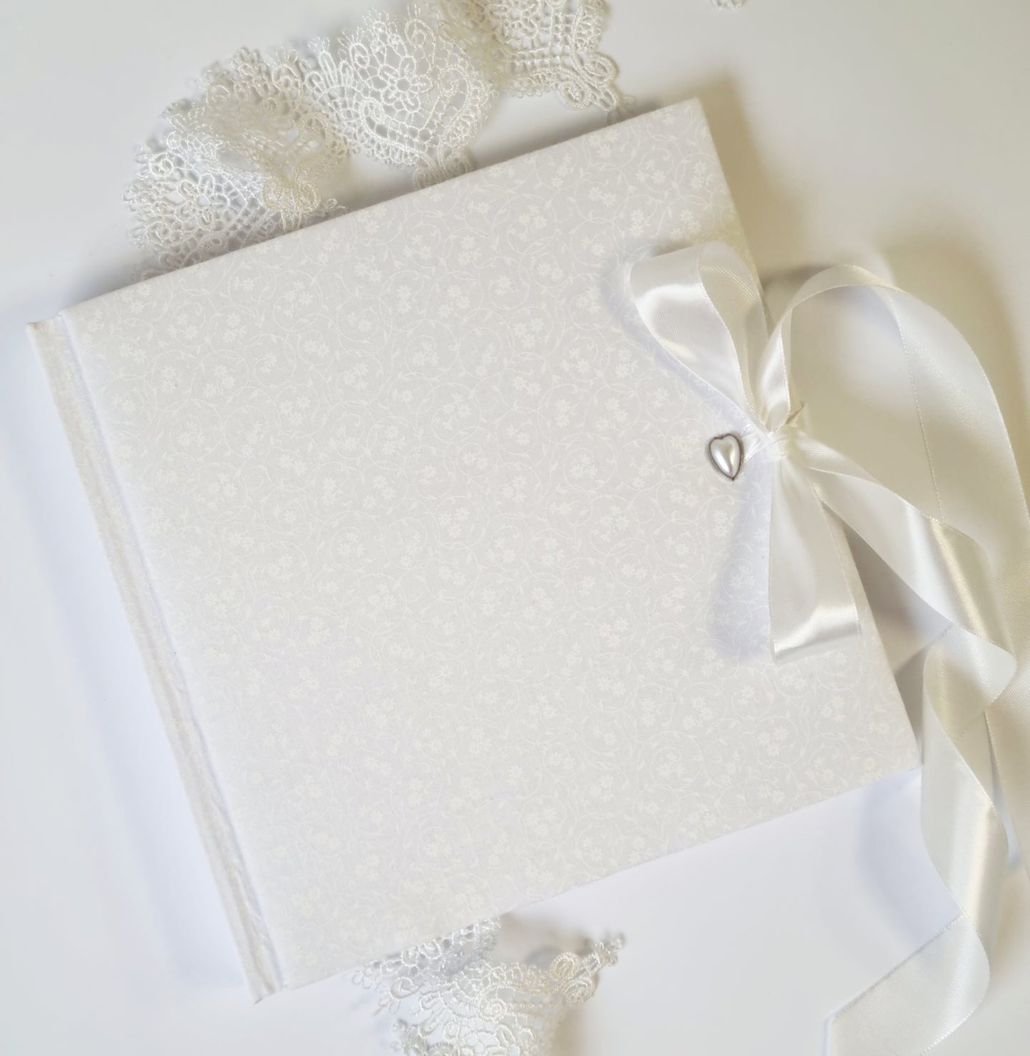 Rankų darbo albumas "White"