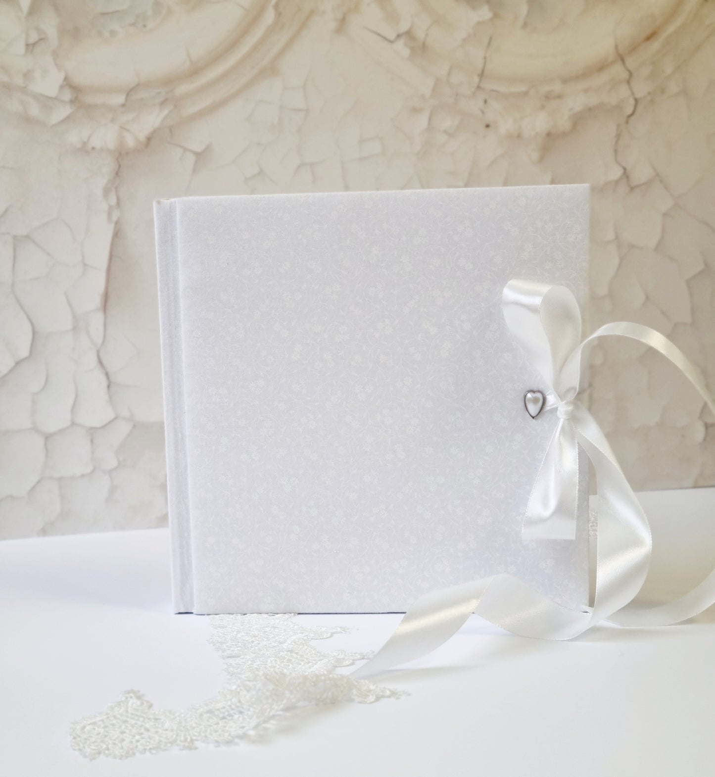 Rankų darbo albumas "White"