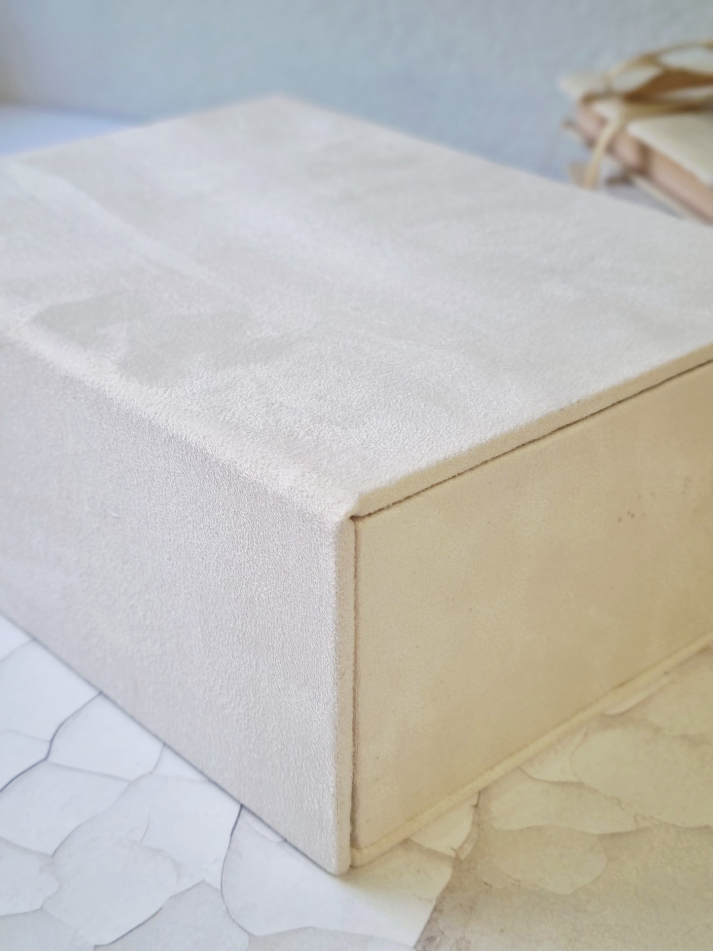 Rankų darbo dėžutė vokams "Cream"