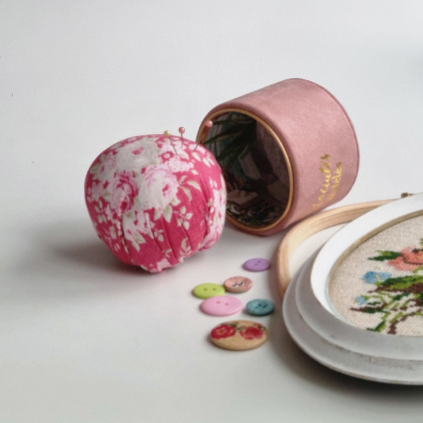 Rankų darbo adatinė "Močiutės adatėlės" rvcreativestudio
