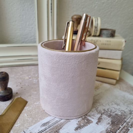 Rankų darbo pieštukinė "Dust Lilly"