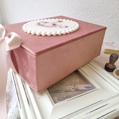 Rankų darbo dėžutė ir užrašinė "Rožės"