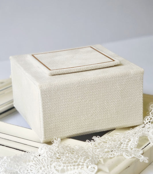 Rankų darbo dėžutė žiedams "White"