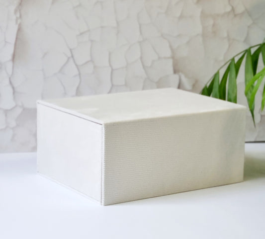 Rankų darbo dėžutė vokams, nuotraukoms "White"