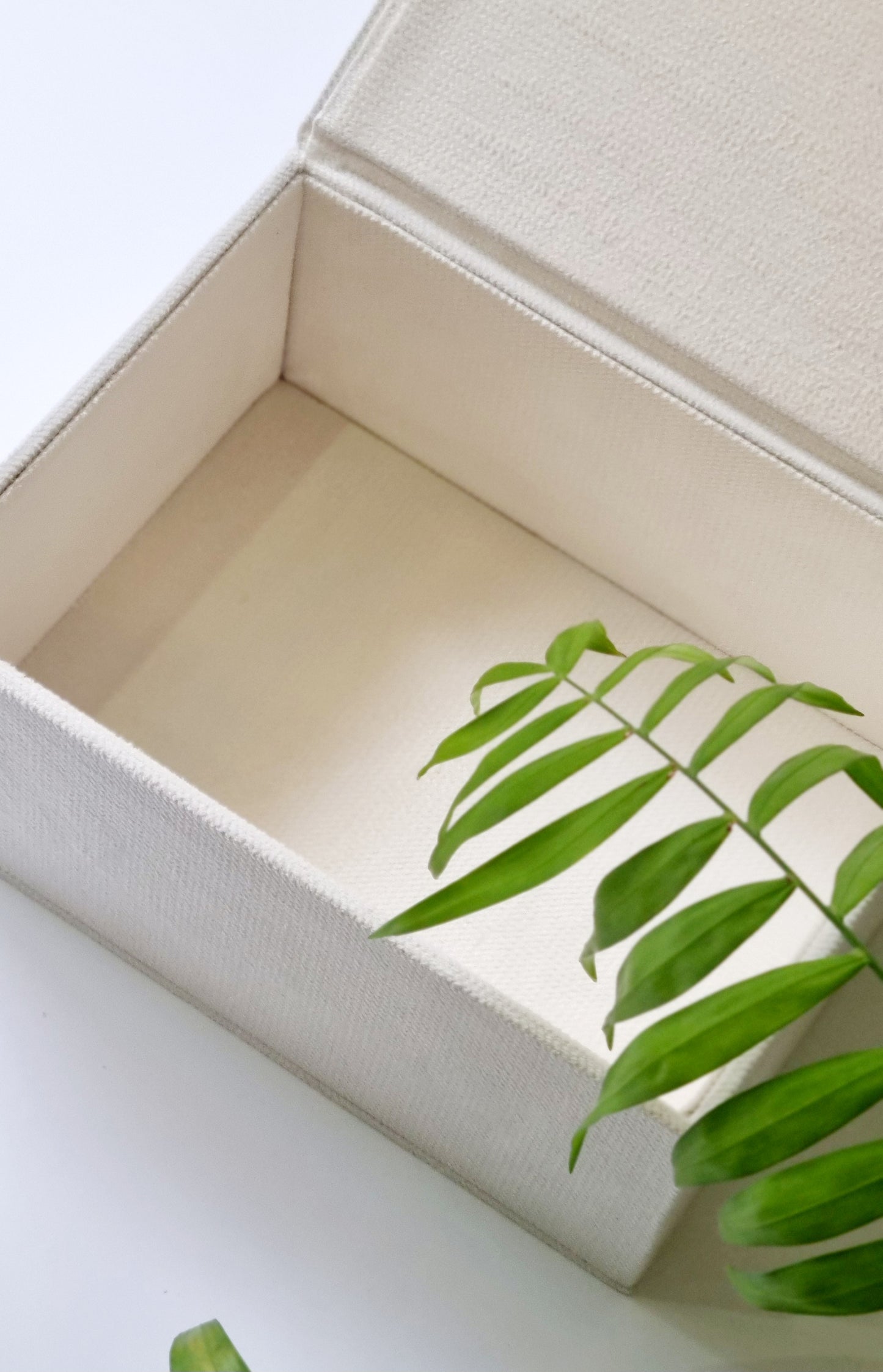 Rankų darbo dėžutė vokams, nuotraukoms "White"