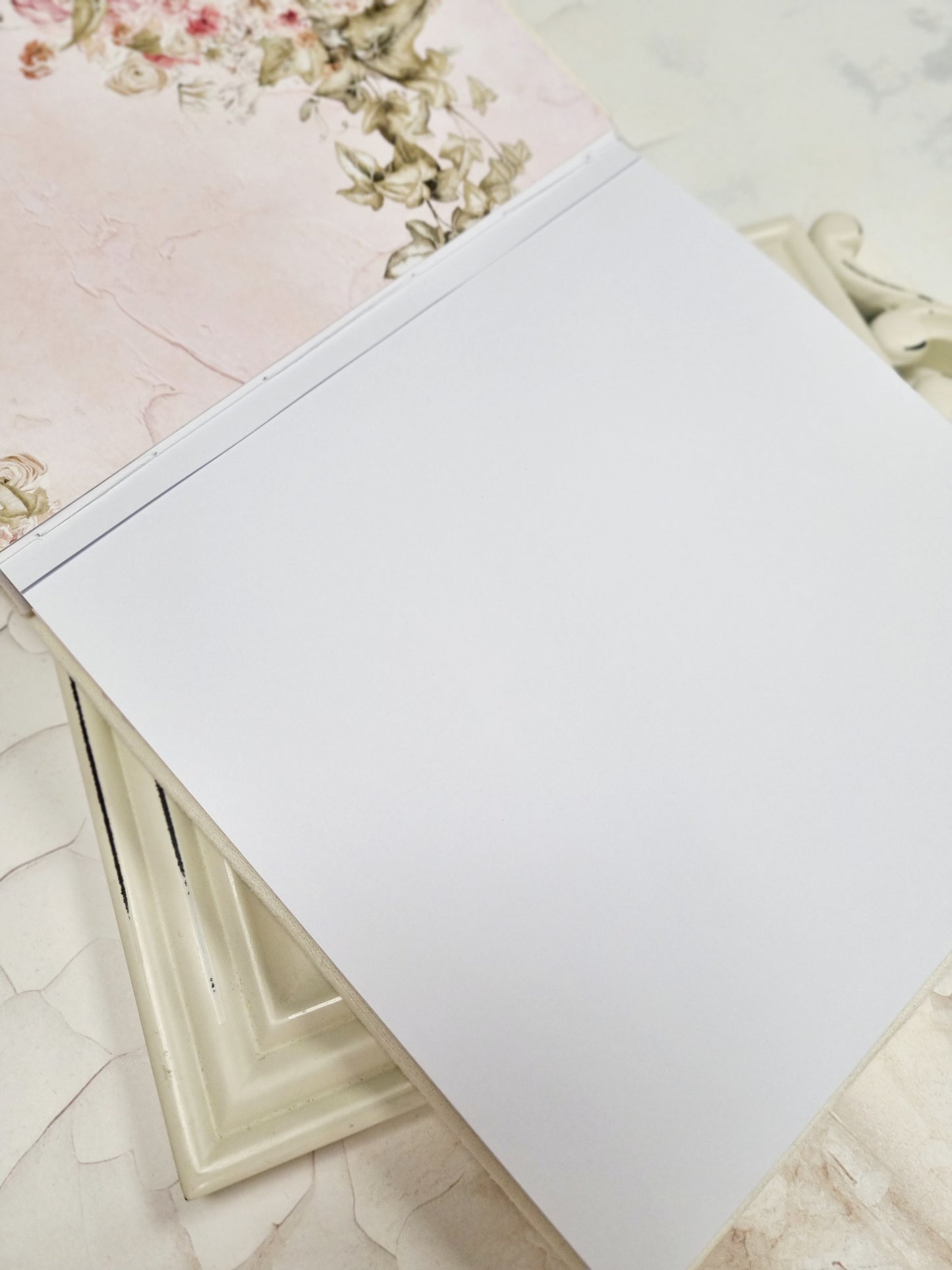 Rankų darbo albumas "White"