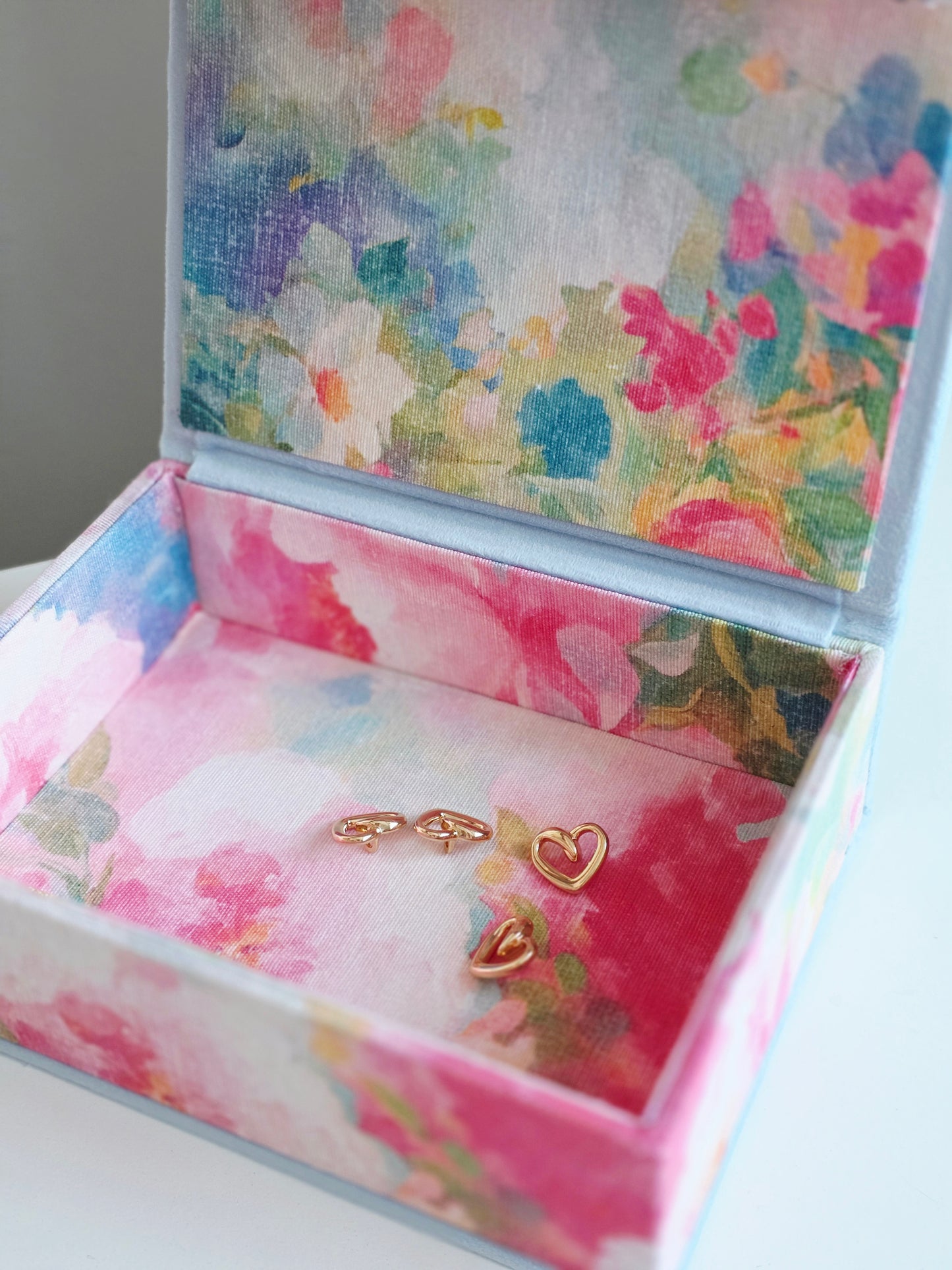 Rankų darbo dėžutė "Akvarelė"