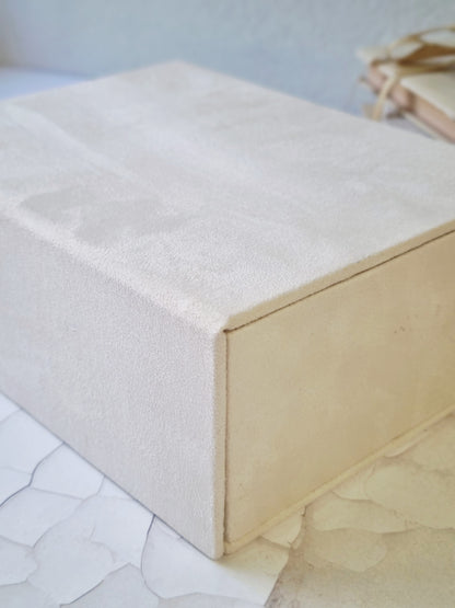 Rankų darbo dėžutė vokams "Cream"