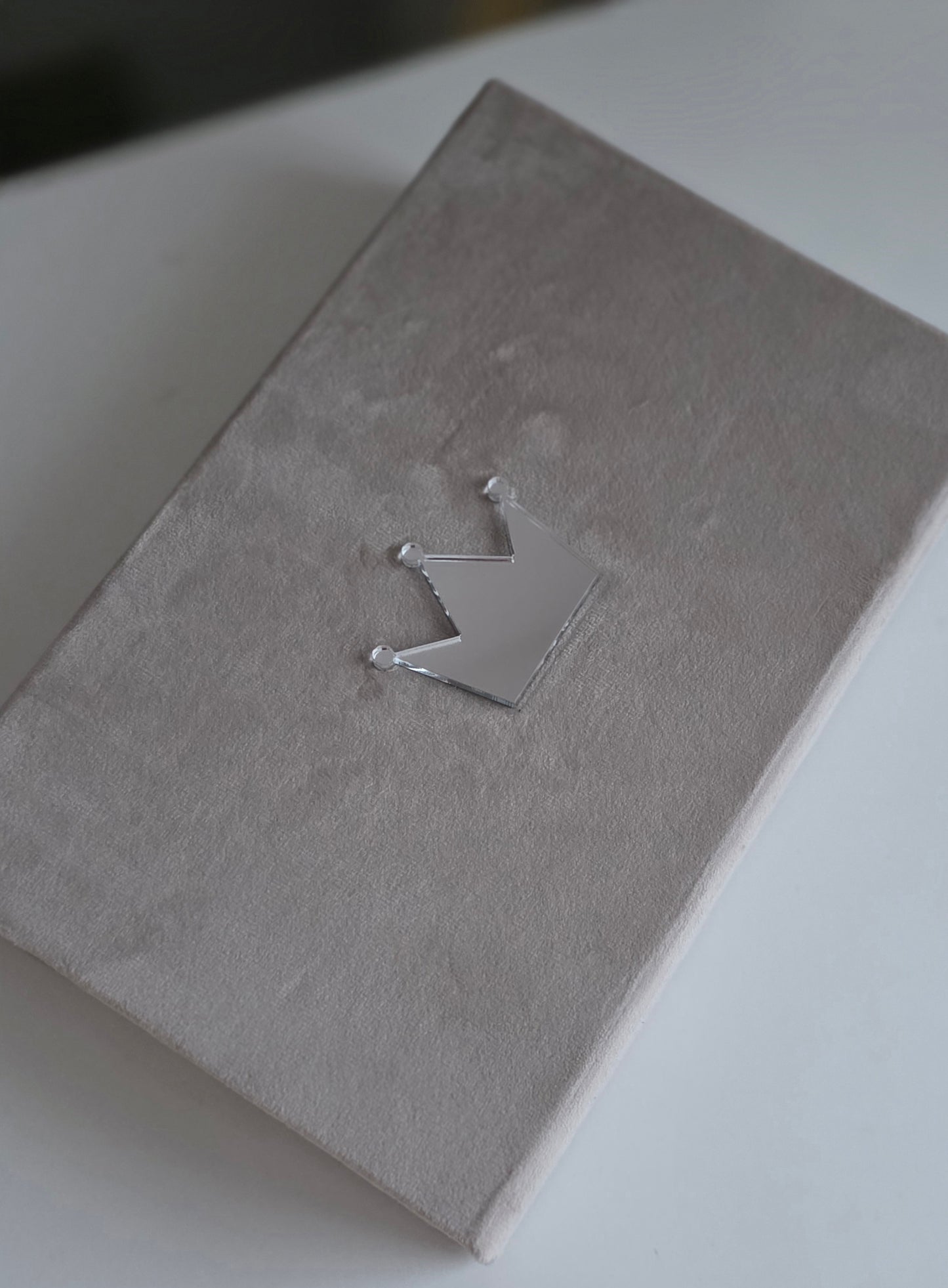 Rankų darbo dėžutė papuošalams "Karūna"